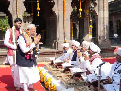 Prime Minister Narendra Modi took darshan of Kalarama reading Bhavartha Ramayana | काळारामाचे प्रधानमंत्री नरेंद्र मोदी यांनी घेतले दर्शन, भावार्थ रामायणाचे वाचन; भजनाचा घेतला आनंद 