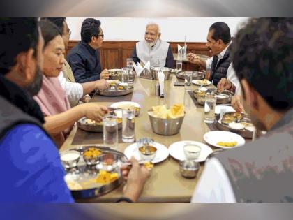 pm narendra modi birthday Sleep for three and a half hours, do not eat anything after 6 pm know about daily routine of 74 year old Modi | साडेतीन तास झोप, सायंकाळी 6 नंतर काहीही खात नाहीत अन्...; असं आहे 74 वर्षांच्या मोदींचं डेली रुटीन