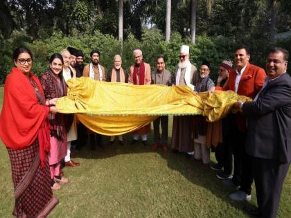 Prime Minister Narendra Modi presents a chadar to the dargah of Khwaja Moinuddin Chishti | पंतप्रधान नरेंद्र मोदींकडून ख्वाजा मोईनुद्दीन चिश्तींच्या दर्ग्याला चादर भेट   