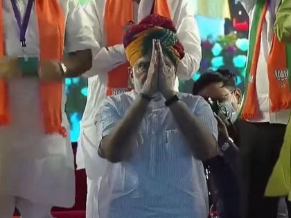 Same rule for Prime Minister, Narendra Modi apologized for reaching late in Rally | पंतप्रधानांनाही नियम सारखाच, नरेंद्र मोदींनी गुडघे टेकून मागितली माफी, नेमका काय प्रकार, जाणून घ्या