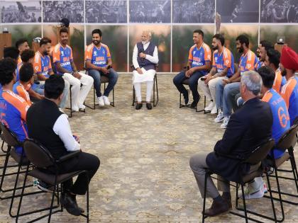After meeting the world champion team India, Prime Minister Narendra Modi asked Yuzvendra Chahal a special question, saying, "Hach why he..." | विश्वविजेत्या टीम इंडियाला भेटल्यावर पंतप्रधान नरेंद्र मोदींनी केली युझवेंद्र चहलची खास विचारणा, म्हणाले, ‘’हाच का तो…’’