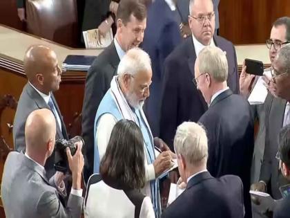 Modi's dominance in the American Congress; MPs flocked for signatures, selfies | अमेरिकन काँग्रेसमध्ये मोदींचा बोलबाला; स्वाक्षरी, सेल्फीसाठी उडाली खासदारांची झुंबड 