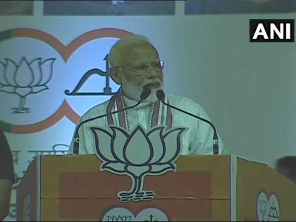 Narendra Modi's rally, discussing whether Congress will cross 44 seats or get stuck on 40 | काँग्रेस 44 चा आकडा पार करणार की 40 वर अडकणार याचीच चर्चा, नरेंद्र मोदींचा टोला