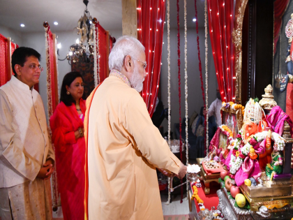 PM Narendra Modi performs aarti and did Pooja of lord Ganesha at Piyush Goyal's home | Ganesh Chaturthi 2022: गणपती बाप्पाच्या पुजेत PM नरेंद्र मोदी तल्लीन, पियुष गोयल यांनी शेअर केला व्हिडिओ