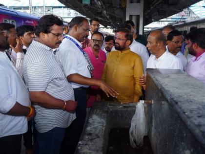 MP Naresh Mhaske on Action Mode; Thane railway station was inspected   | खासदार नरेश म्हस्के अॅक्शन मोडवर ; ठाणे रेल्वे स्थानकाची केली पाहणी  