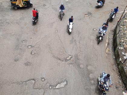 the condition of roads in pune city is very bad | Pune City: 'रस्त्यात खड्डा की खड्ड्यात रस्ता', ये-जा करताना पुणेकरांच्या पाेटात खड्डा