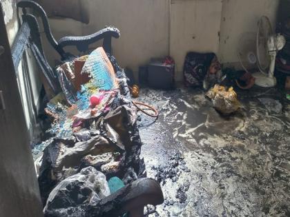 Fire in house due to air leakage of household cylinder; A woman was injured | पुण्यात घरगुती सिलेंडरच्या वायु गळतीने आग; एक महिला जखमी