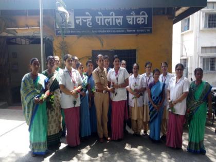 Innovative Women's Day celebration by Narhe Police | नऱ्हे पोलिसांचा अभिनव महिलादिन : महिला सफाई कर्मचारी व परिचारिकांचा केला सन्मान 