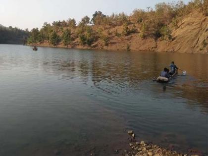 Balika died in the Narmada Backwater | नर्मदा बॅक वॉटरमध्ये डुंगी उलटून बालिकेचा मृत्यू Balika died in the Narmada Backwater | नर्मदा बॅक वॉटरमध्ये डुंगी उलटून बालिकेचा मृत्यू