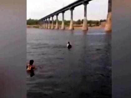 woman jumped in narmada river in front of her husband mother in law and child | माहेरी जाताना नवऱ्याला बाईक थांबवायला सांगितली, सासू अन् मुलीसमोर नदीत उडी घेतली; अन्...