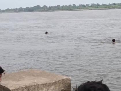 bathing in narmada river 3 people including mother and daughter drowned while trying to save son | हृदयद्रावक! भावाला बुडताना पाहून बहिणीने मारली नदीत उडी, वाचवण्यासाठी आईही गेली अन्...