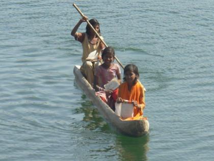 The life of Narmada on the banks of 'Ram's trust' .. | नर्मदा काठावरचे जीवन झाले ‘राम के भरोसे..’