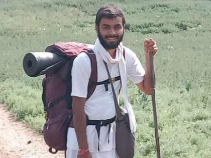 Chaitanya Avinash Padhye from Golvali in Sangameshwar taluka completed Narmada Parikrama by walking a distance of 3250 km at the age of only 22 years | तळ पायाला आले फोड, तरीही ‘त्या’ने ३२५० किलोमीटर चालून पूर्ण केली 'नर्मदा परिक्रमा'