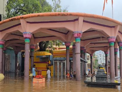 Water for the fifth time at Datta temple in Narsinghwadi Kolhapur, devotees throng to take bath during Dakshindwar ceremony | Kolhapur: नृसिंहवाडीतील दत्त मंदिरात पाचव्यांदा पाणी, दक्षिणद्वार सोहळ्यात स्नानासाठी भाविकांची गर्दी Water for the fifth time at Datta temple in Narsinghwadi Kolhapur, devotees throng to take bath during Dakshindwar ceremony | Kolhapur: नृसिंहवाडीतील दत्त मंदिरात पाचव्यांदा पाणी, दक्षिणद्वार सोहळ्यात स्नानासाठी भाविकांची गर्दी