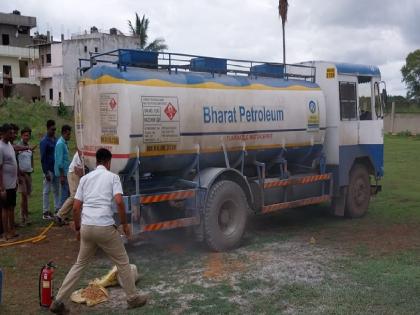 Diesel tanker caught fire on Nrisimhwadi-Kurundwad route Kolhapur | Kolhapur: नृसिंहवाडी-कुरुंदवाड मार्गावर डिझेल टँकरला आग, ..अन् मोठा अनर्थ टळला