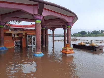 Major damage to sugarcane due to floods in Nrusinhwadi | नृसिंहवाडीला महापूराने ऊसाचे मोठे नुकसान