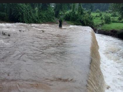 Bridge at Narur Samtanagar under water for eight days in Sindhudurg, communication with village cut off; Plight of citizens | Sindhudurg: नारुर समतानगर येथील पूल आठ दिवसांपासून पाण्याखाली, गावाशी संपर्क तुटला; नागरिकांचे हाल