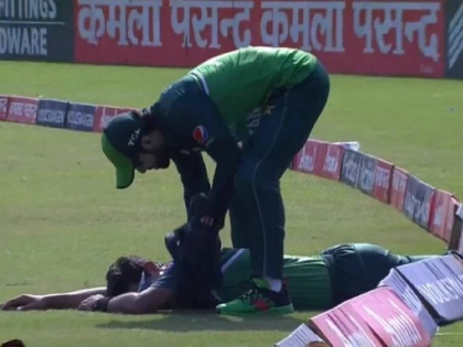Asia Cup 2023 PAK vs BAN Live : Pakistani bowler Naseem Shah hurt his right shoulder during match against Bangladesh, left the field | पाकिस्तानला मोठा धक्का; प्रमुख गोलंदाजाच्या खांद्याला दुखापत, सोडावे लागले मैदान