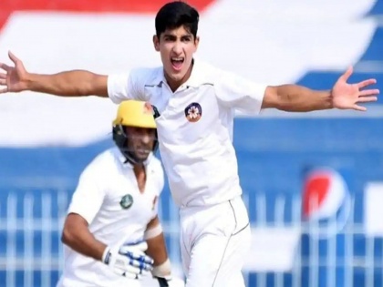 16-year-old Naseem Shah bowled his first over for Pakistan, He decided to stay with the test team even after the demise of his mother a couple of days back | आईचं निधन होऊनही राष्ट्र कर्तव्यासाठी तो संघासोबत राहिला, अन्...