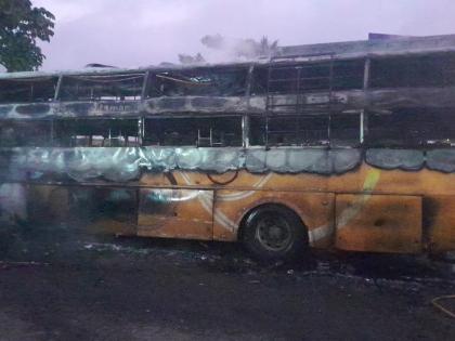 in nashik horrific accident involving luxury bus and tanker eight passengers died | मिरची चौकात लक्झरी बस व टँकरचा भीषण अपघात; बसला आग, १० प्रवाशांचा होरपळून मृत्यू