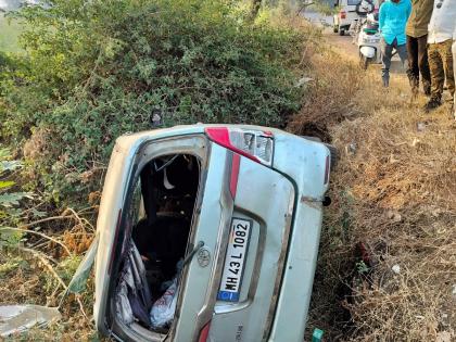 three bulls were killed after the animal transport vehicle overturned | जनावरांची वाहतूक करणारे वाहन उलटून तीन बैल ठार