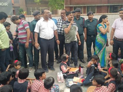 in nashik five hundred children protest outside the school while the entrance festival was in full swing in the schools of the state | राज्यातील शाळांमध्ये प्रवेशोत्सव उत्साहात असताना नाशिकमध्ये पाचशे बालकांचे शाळे बाहेर आंदोलन