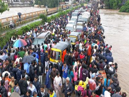 A crowded 'Mahapur' on Holkar bridge to see the Godavari's rainbow; Mobilization order on paper | गोदेचा रौद्रावतार बघण्यासाठी होळकर पूलावर गर्दीचा ‘महापूर’; जमावबंदी आदेश कागदावर