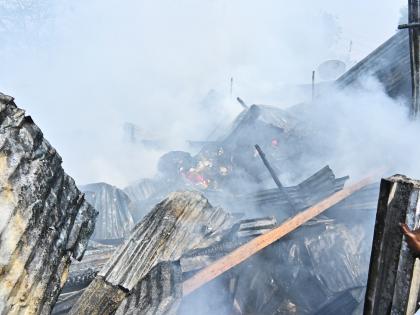 Slum fire in Nashik The lives of poor families are ruined three people are injured | नाशिकमध्ये झोपडपट्टीत आगडोंब; गोरगरीब कुटुंबांचा संसार बेचिराख, तिघे जखमी