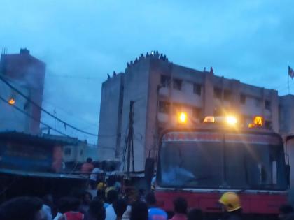 big fire in nashik youth died and millions of goods damaged in malls | नाशिकमध्ये अग्नितांडव; युवक होरपळून ठार, मॉलमध्ये लाखोंचा माल बेचिराख