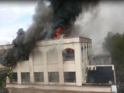 Fire breaks out at karda Construction Office in Nashik | Video - नाशिकमध्ये कारडा कन्स्ट्रक्शनच्या कार्यालयाला भीषण आग