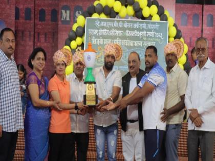 Wrestlers from Santiniketan Lok Vidyapeeth, Sangli bagged the overall title in the 17th State Level Grappling Wrestling Tournament held at Nashik | राज्यस्तरीय कुस्ती स्पर्धेत ‘शांतिनिकेतन’चा डंका; राष्ट्रीय स्पर्धेसाठी मल्लांची निवड