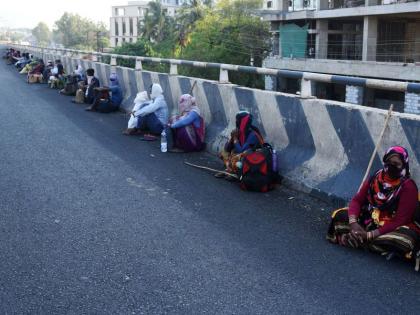 Nashik police stops foreign workers on foot | नाशिक पोलिसांनी रोखला परप्रांतीय मजुरांचा पायी प्रवास