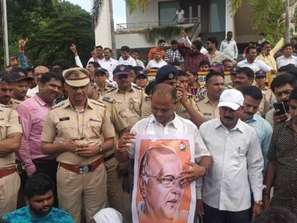 Sharad Pawar vs Ajit Pawar supporters fight in NCP party office in Nashik | पक्ष कार्यालय ताब्यात घेण्यावरून शरद पवार vs अजित पवार समर्थक आमनेसामने