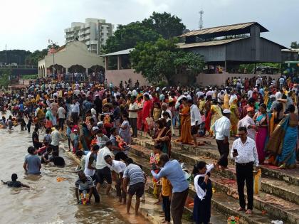 excitement of immersion procession in nashik reached immersion in heavy rain | नाशिक मध्ये विसर्जन मिरवणुकीचा उत्साह शिगेला, भर पावसात विसर्जन