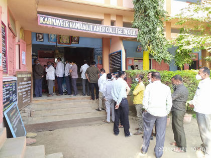 Peaceful polling begins for six Nagar Panchayats in Nashik district | नाशिक जिल्ह्यातील सहा नगरपंचायतींसाठी शांततेत मतदान सुरू