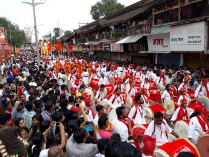 The enthusiasm of Bappa's immersion chillies in Nashik; Describe Bappa in a devotional environment | नाशिकमध्ये बाप्पाच्या विसर्जन मिरवणुकांचा उत्साह; भक्तीमय वातावरणात बाप्पाला निरोप