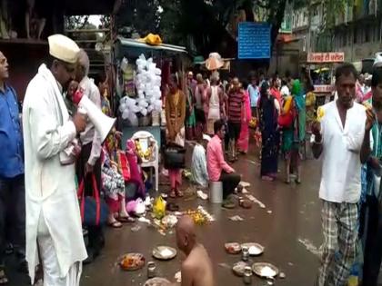 nashik pinddaan on road due to heavy rain | मुसळधार पावसामुळे नाशिकमधील गोदाकाठ पाण्याखाली, भाविकांनी केशार्पण-पिंडदान केलं रस्त्यावरच