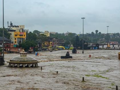 Nashik lashed by rain; Red alert | नाशिकला पावसाने झोडपले; रेड अलर्ट Nashik lashed by rain; Red alert | नाशिकला पावसाने झोडपले; रेड अलर्ट