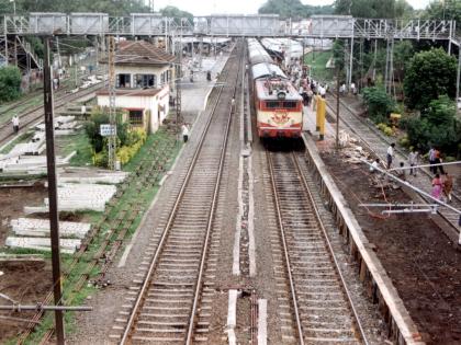  In the train station, the driver beat | रेल्वेस्थानकावर प्रवाशाला मारहाण