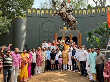 worship of shivaji maharaj statue at shiva tirtha on lakshmi puja in nashik | लक्ष्मीपूजनाला शिवतीर्थावर शिवरायांच्या पुतळ्याचे पूजन 