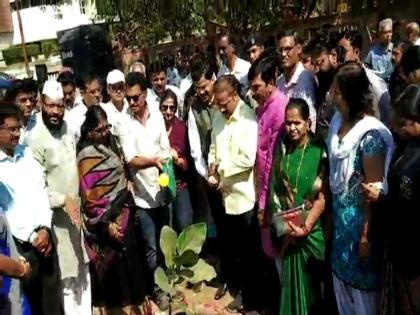 More than 80 rare trees planted in Nashik | नाशिकमध्ये 80 पेक्षा अधिक दुर्मिळ वृक्षांची लागवड