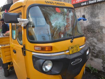 attack on vehicles in Nashik | कोयते, तलवारी नाचवत नाशिकमध्ये पंधरा वाहने फोडली; सशस्त्र टोळक्याचा धुडगूस