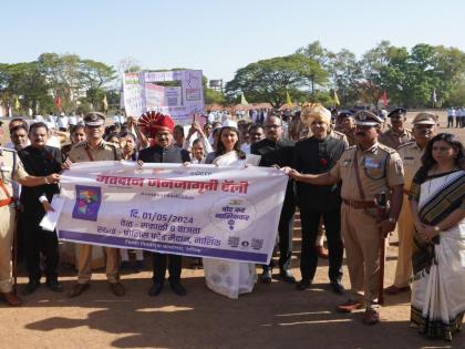 Nashik: For voting awareness, the administrative officers were present on the streets, along with the officials and took the oath of voting | Nashik: नाशिकमध्ये मतदान जनजागृती साठी प्रशासकीय अधिकारी रस्त्यावर