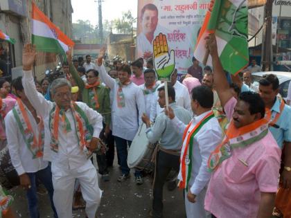 Congress President welcomes Rahul's welcome by cracking firecrackers in Nashik Nashik, office bearers thought Parekh, drummer activists on the lock of Tasha | काँग्रेस अध्यक्षपदी राहूल गांधी यांच्यानिवडीचे नाशकात फटाके फोडून स्वागत, पदाधिकाऱ्यांनी वाटले पेढे, ढोल ताशाच्या तालावर थिरकले कार्यकर्ते