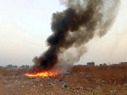 Woe to the wretch: blacksmiths woke up in the sky! | अनर्थ टळला : आकाशात उठलेल्या काळ्याकुट्ट धुराच्या लोटांमुळे वडाळावासीयांच्या काळजात धस्स!