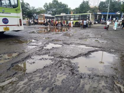 Nashik: 'Ghat' of municipal road repair, tough 'path' of Nashikkars, waste of fifty crores | Nashik: मनपाचा रस्ते दुरूस्तीचा ‘घाट’, नाशिककरांची खडतर ‘वाट’, पन्नास कोटींची उधळपट्टी