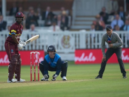 World XI vs West Indies T20 Nasser Hussain finds new commentary spot in the slips cordon | क्रिकेटच्या इतिहासात पहिल्यांदाच सामना सुरू असताना मैदानात उभं राहून कॉमेंट्री