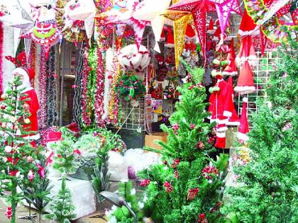 Markets in Kolhapur decorated for Christmas; Demand for Christmas trees, jingle bells, Santa Claus hats | नाताळसाठी कोल्हापुरातील बाजारपेठा सजल्या; ख्रिसमस ट्री, जिंगल बेल, सांताक्लॉजच्या टोप्यांना मागणी