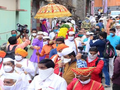 Nath Maharaj's Palakhi departed with a few dignitaries | मोजक्या मानकऱ्यांसह नाथमहाराजांच्या पालखीचे झाले प्रस्थान