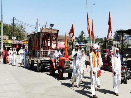 "Let the body go or stay, Pandurangi firm feeling"; Warkaris crossed Corona inspection, the barriers and took Nath's darshan | "देह जावो अथवा राहो, पांडुरंगी दृढ भावो"; कोरोना तपासणी, निर्बधांचे अडथळे पार करून वारकऱ्यांनी घेतले नाथांचे दर्शन  